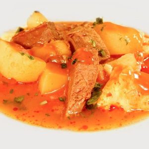 Tocanita de vita cu cartofi si legume