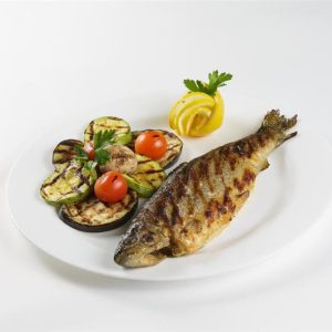 Pastrav la gratar cu legume mixte