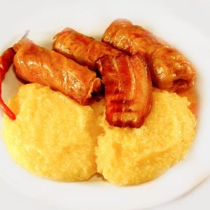 Sarmalute de porc in foi de varza cu mamaliguta