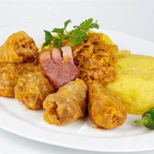 Sarmalute de pui si porc in foi de varza si mamaliguta