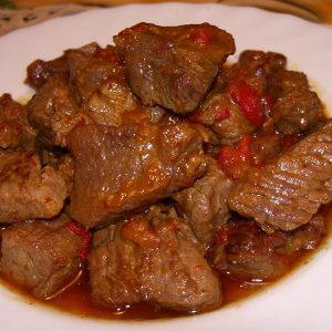Mancarica de vita in sos de rosii si legume