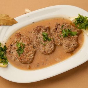 Saramura cu carne de vita in sos propriu