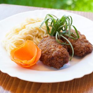 Chiftelute de vita cu legume si piure de cartofi