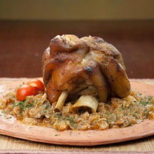 Ciolan de porc cu varza calita si legume