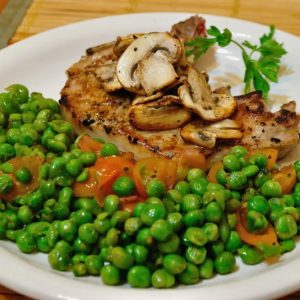 Cotlet de porc cu mazare si legume la cuptor