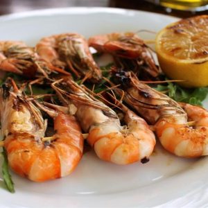 Creveti la gratar + garnitura la alegere