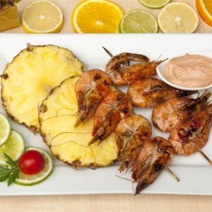 Creveti pe frigaruie la gratar cu ananas