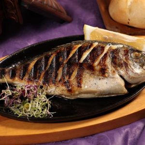 Dorada la gratar cu garnitura la alegere