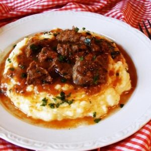 Ostropel cu carne de vitel si piure de cartofi