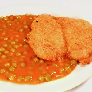 Tocanita de mazare cu legume si snitel de vita