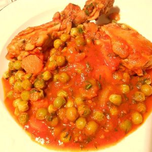 Mazare cu pulpe de pui si sos de rosii si ardei