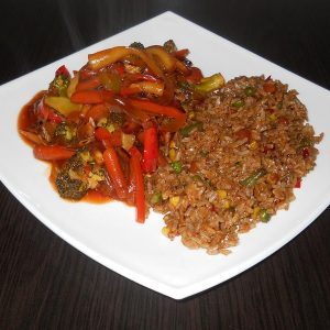 Orez prajit cu legume la tigaie