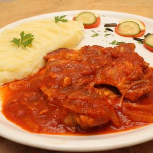 Ostropel cu pulpe de pui, rosii si piure