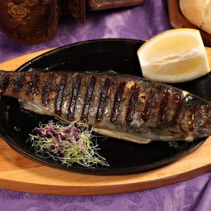 Pastrav la gratar + garnitura la alegere