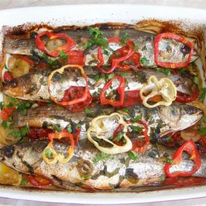 Saramura de cefal cu legume la cuptor