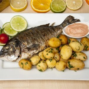 Dorada la gratar cu cartofi la cuptor