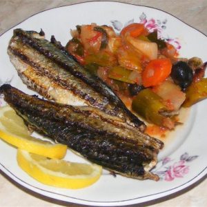 Macrou cu rosii si legume la cuptor