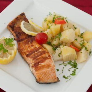 Pastrav la gratar cu cartofi natur