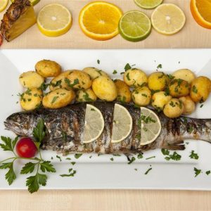 Pastrav la gratar cu cartofi la cuptor