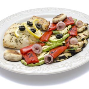 Salau cu legume si usturoi la cuptor