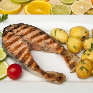 Somon la gratar cu cartofi la cuptor