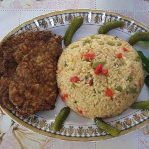 Orez cu legume si snitel de porc