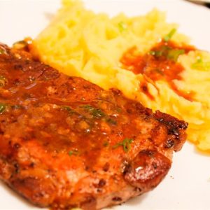 Piure cu ceafa de porc in sos de rosii