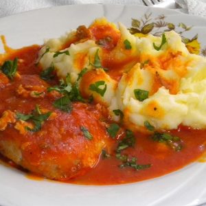 Piure cu pulpe de pui si sos de rosii