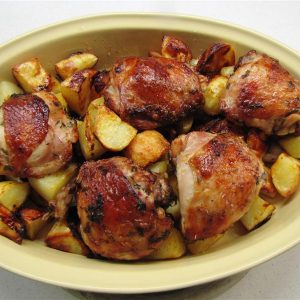 Pui crocant cu cartofi la cuptor cu usturoi