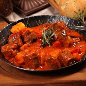 Pulpa de vitel cu legume si sos de rosii si ardei
