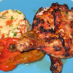 Pulpe la gratar cu ardei copti si orez cu legume