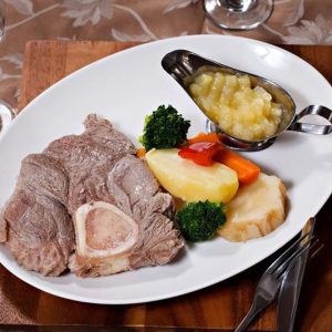 Rasol de vita cu legume si sos de hrean