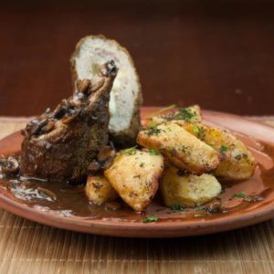 Rulou de porc cu cartofi la cuptor