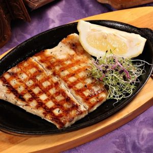 Salau la gratar + garnitura la alegere