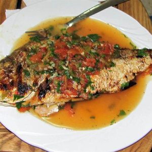 Saramura de peste la ceaun cu usturoi