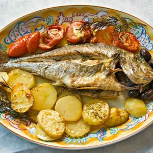 Saramura de peste cu cartofi la cuptor