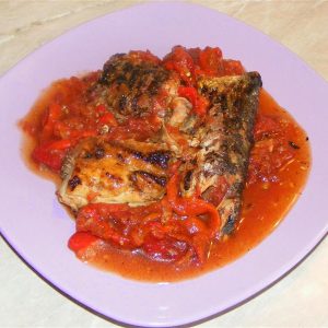 Saramura de macrou cu rosii si ardei