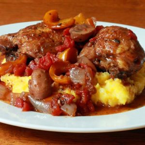 Saramura de pulpe de pui cu legume si piure