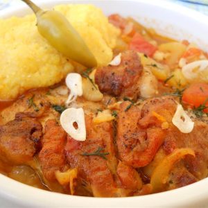 Saramura de pui cu usturoi, ardei si mamaliguta