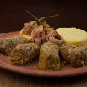 Sarmalute de porc si vita cu mamaliguta