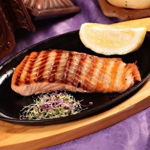 Somon la gratar cu garnitura la alegere