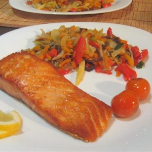 Somon la cuptor cu legume la tigaie