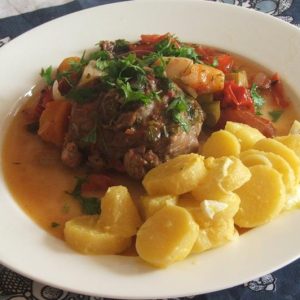 Tocanita cu carne de vita si cartofi gratinati