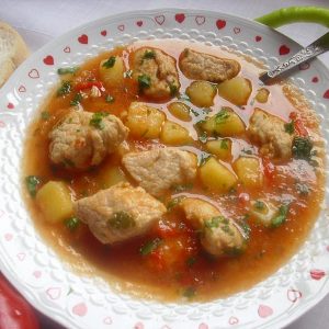 Tocanita de cartofi cu carne de porc si rosii