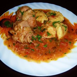 Tocanita de ceapa cu pulpe de pui si galuste