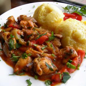 Tocanita de pui cu legume si mamaliguta