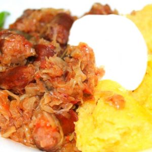 Varza calita cu carnati la cuptor si mamaliguta