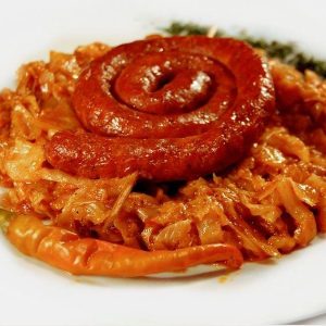 Varza calita cu carnati afumati si legume