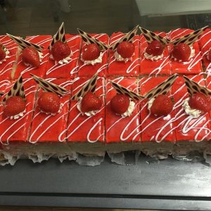 Prajitura cu crema de capsuni si frisca nr 1r